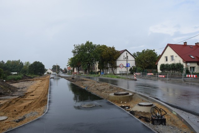 Na ul. Miłoszyckiej  jest nowa kanalizacja, nawierzchnia, chodniki, umocniono też skarpę kościoła.