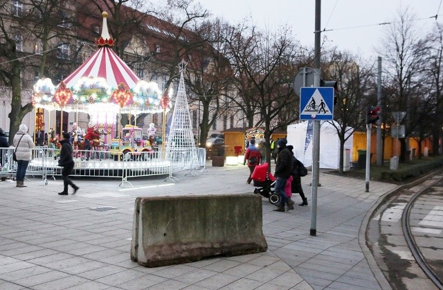 Na al. Kwiatowej przy zjeździe z estakady pojawiły się cztery betonowe zapory. Wnioskowała o ich ustawienie policja, a fizycznie zrobił Zarząd Dróg i Transportu Miejskiego wczoraj wieczorem. Zapory mają być przeszkodą przeciwko ewentualnemu powtórzeniu się sytuacji z Berlina, gdzie terrorysta wjechał w ludzi odwiedzających jarmark świąteczny.