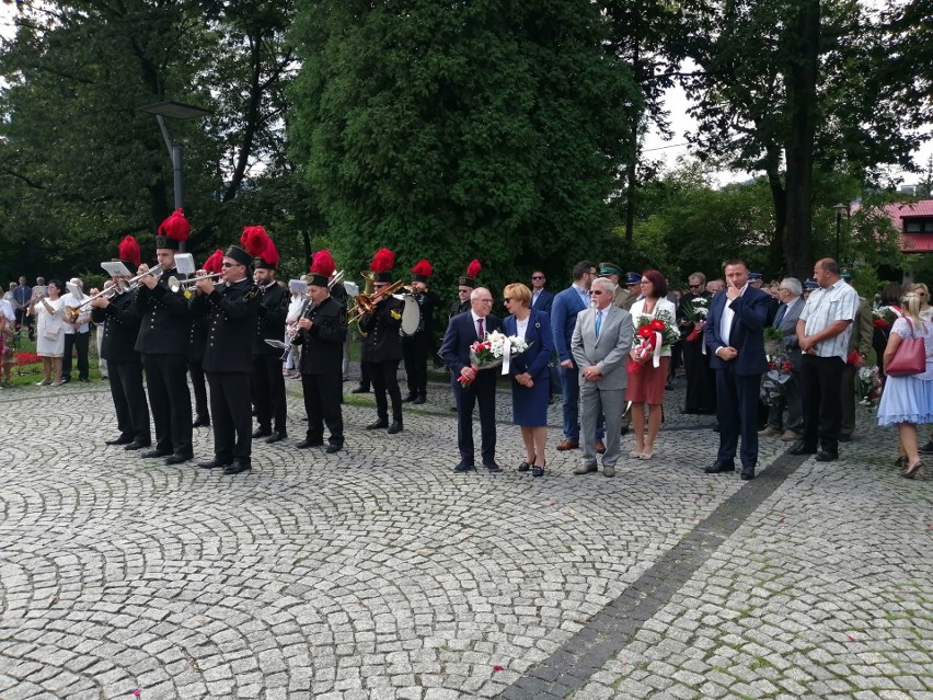 Święto Wojska Polskiego w Ustroniu: uroczysty przemarsz pod pomnik i złożenie kwiatów