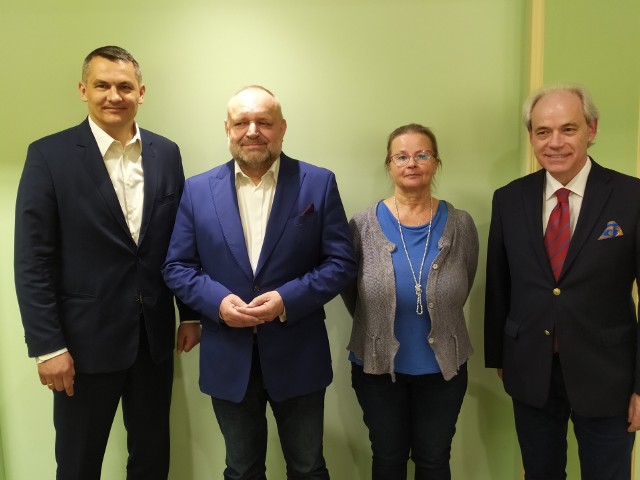Poseł Tomasz Kostuś, europoseł Jarosław Duda, senator Danuta Jazłowiecka oraz senator Adam Szejnfeld spotkali się z przedsiębiorcami, aby rozmawiać o pomysłach na utrzymanie miejsc pracy w opolskich firmach