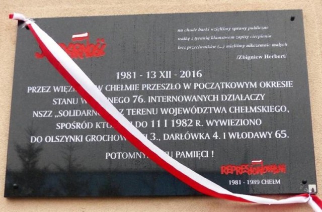 Podczas chełmskich uroczystości 35. rocznicy wprowadzenia stanu wojennego, przed murami Zakładu Karnego odsłonięto tablicę pamięci internowanych