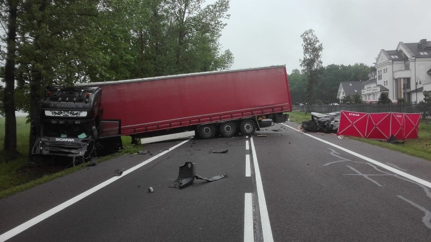 Piliki: Śmiertelny wypadek na DK 19. Samochód osobowy zderzył się z ciężarowym. Kierowca nie żyje [ZDJĘCIA]