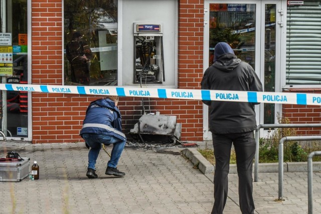 Policja na miejscu zdarzenia przy ul. Saperów w Bydgoszczy. To już kolejne włamanie do bankomatu w regionie. 21 sierpnia ktoś włamał się do bankomatu na Wyżynach w Bydgoszczy i ukradł jego zawartość