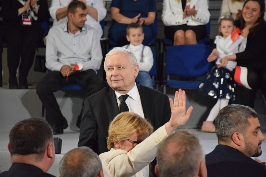 Od pewnego czasu Jarosław Kaczyński wizytuje polskie miasta....