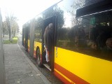 Wrocław: Tłumy w komunikacji miejskiej. Ludzie nie mieszczą się do autobusów jadących na Bardzką