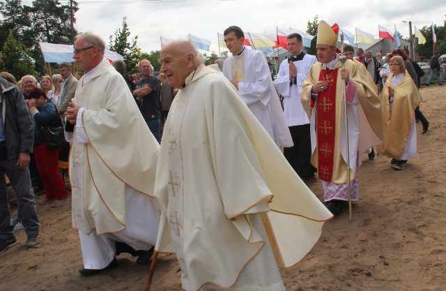 Na pierwszym planie ksiądz infułat Czesław Wala, za nim biskup Krzysztof Nitkiewicz