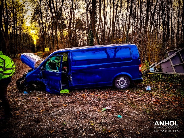 Skwierzyńscy strażacy nie mieli dziś spokoju. Po porannym zdarzeniu, o godzinie 14.50 po raz drugi wyjechali do wypadku. Tym razem w Murzynowie. Doszło tam do zderzenia trzech pojazdów. Gdy na miejsce zdarzenia dojechały dwa zastępy strażaków ze Skwierzyny, pracowali tam już strażacy z Murzynowa. Zabezpieczyli miejsce zdarzenia, przeprowadzili dokładne rozpoznanie i przystąpili do udzielania  pierwszej pomocy jednemu z kierowców. Okazało się, że ma uraz ręki. Kiedy na miejsce dojechała karetka przekazali poszkodowanego medykom. Jak doszło do zdarzenia, wyjaśniać będą przybyli na miejsce, policjanci... Czytaj także: Korytarz życia na drodze. Jak go utworzyć? Wystarczy przestrzegać kilku zasad!Wideo: Karambol na S6 w woj. zachodniopomorskim. 3 osoby zostały ranneźródło: TVN 24/x-news