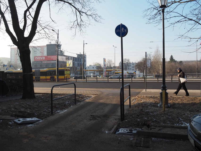 Droga rowerowa na al. Śmigłego-Rydza w Łodzi kolejny raz do poprawy. Samochody ignorują barierki!