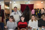 Uchodźcy z Ukrainy usiedli do wspólnego śniadania wielkanocnego. Na stole gościł kulinarny miks trzech kultur