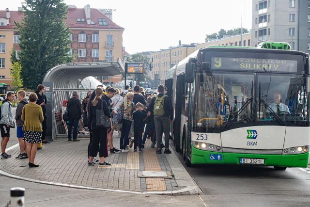 Czy i na jaką skalę miałby odbyć się protest, nie wiadomo, bo rozmowy zaczęły się dopiero w tym tygodniu. Wiadomo jednak, że zbliża się początek roku, a brak kierowców - i tak przy napiętej sytuacji kadrowej - może się skończyć paraliżem miejskiego transportu.