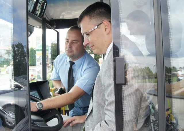 Prezydent Kubicki zasiadł za kierownicą slektrycznego autobusu