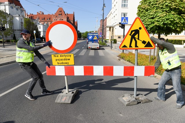 Punktualnie o godzinie 9 zamknięto fragmenty dwóch ulic w centrum Torunia. Jak funkcjonują objazdy, które w związku z tym wprowadzono?Zobacz też: MAPKI, WIZUALIZACJE, OBJAZDY w centrum ToruniaPowodem zamknięcia fragmentów Wałów gen. Sikorskiego między pl. Teatralnym a pl. Artylerii Polskiej oraz ulicy Chopina między ul. Bydgoską a aleją 500-lecia jest rozpoczęcie wielkiej inwestycji komunikacyjnej. W jej zakresie jest przebudowa torowisk tramwajowych w tych miejscach, budowa i przebudowa torowisk w alei św. Jana Pawła II oraz stworzenie na tej arterii autobusowo-tramwajowego węzła przesiadkowego. Prace, które na zlecenie Miejskiego Zakładu Komunikacji wykonuje hiszpańska firma Balzola, podzielono na trzy etapy. Ma to m.in. ograniczyć trudności w poruszaniu się po Toruniu.