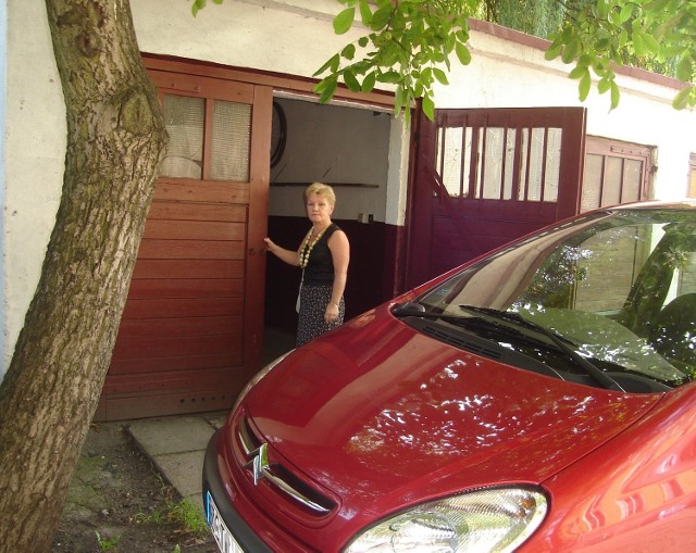 Leokadia Cichoń od kilku lat walczy z kierowcami, parkującymi samochody przy jej garażu. Jak na razie, bez skutku.