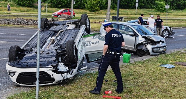 Wypadek na Fordońskiej. Zderzyły się trzy samochodyWypadek spowodował najprawdopodobniej kierowca hyundaia, który wjechał na czerwonym świetle na skrzyżowanie Kamiennej i Fordońskiej.Hyundai uderzył w dwa inne auta, po czym wylądował na dachu.