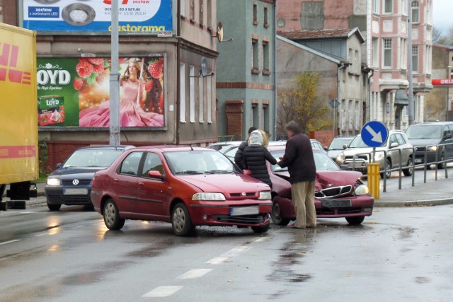 Do zdarzenia doszło w czwartek (2.11) przy ulicy Garncarskiej w Słupsku około godziny 15. Na miejscu pracują policjanci ze Słupskiej drogówki, trwają czynności mające na celu ustalenie szczegółów zajścia. W tej części miasta należy spodziewać się utrudnień w ruchu drogowym. 