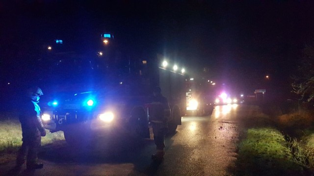 Do pożaru samochodu doszło we wtorek późnym popołudniem w miejscowości Rawica-Kolonia w gminie Tczów.