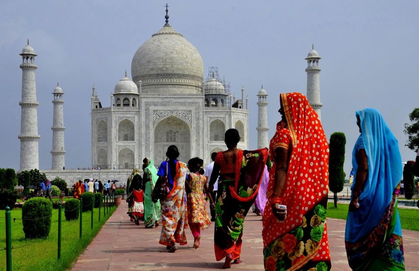 Taj Mahal to indyjskie mauzoleum wzniesione przez...