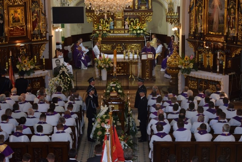 Mszy pogrzebowej przewodniczył biskup tarnowski Andrzej Jeż,...