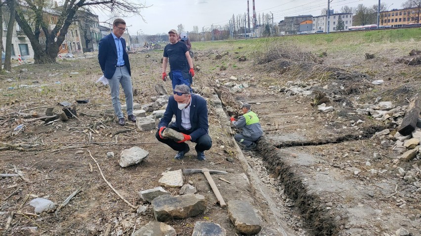 W Będzinie z rampy kolejowej przy ul. Sieleckiej wydobywane...