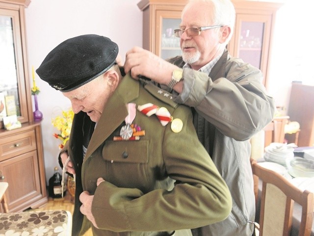 - Przynieś mundur i beret, co ja na froncie nosił! - rozkazuje pan Jan. Chciał być w nim pochowany.