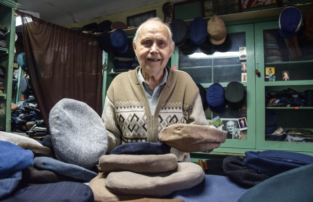 88-letni Kazimierz Wójcik fachu uczył się jeszcze w czasie II wojny światowej