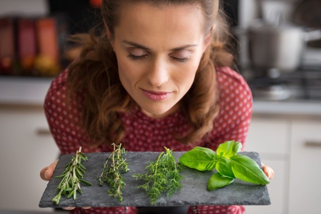 Sałatka z dodatkiem listków bazylii, kurki posypane zielonym tymiankiem, spaghetti udekorowane świeżym oregano oraz herbata z miodem zaparzona z aromatycznych listków mięty lub melisy. Już samo wyobrażenie ich smaku wystarczy, by z miejsca podjąć decyzję o stworzeniu domowego zielnika.