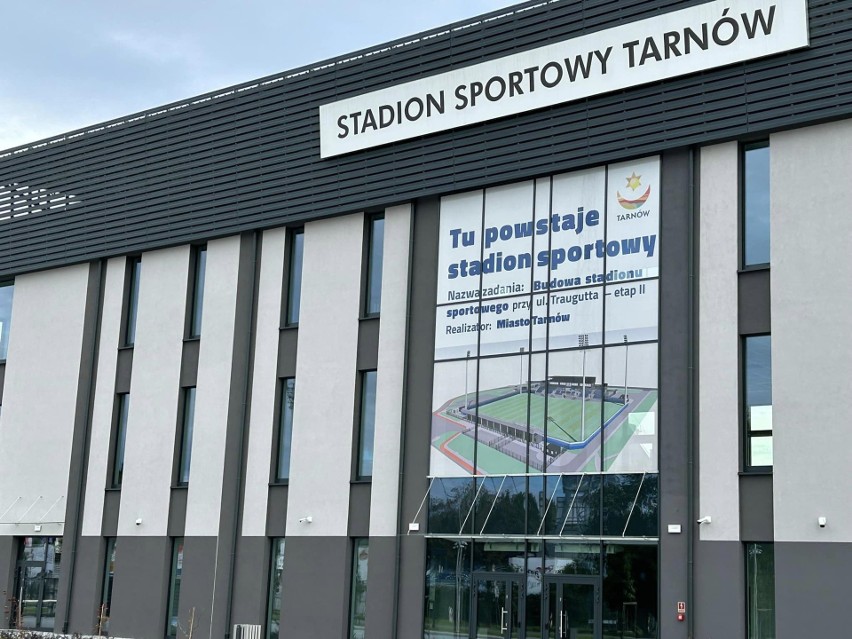 Wybudowany na IE 2023 stadion w Tarnowie stoi pusty. Boiska z piasku zastąpić ma trawiasta murawa do rozgrywania meczów piłkarskich  