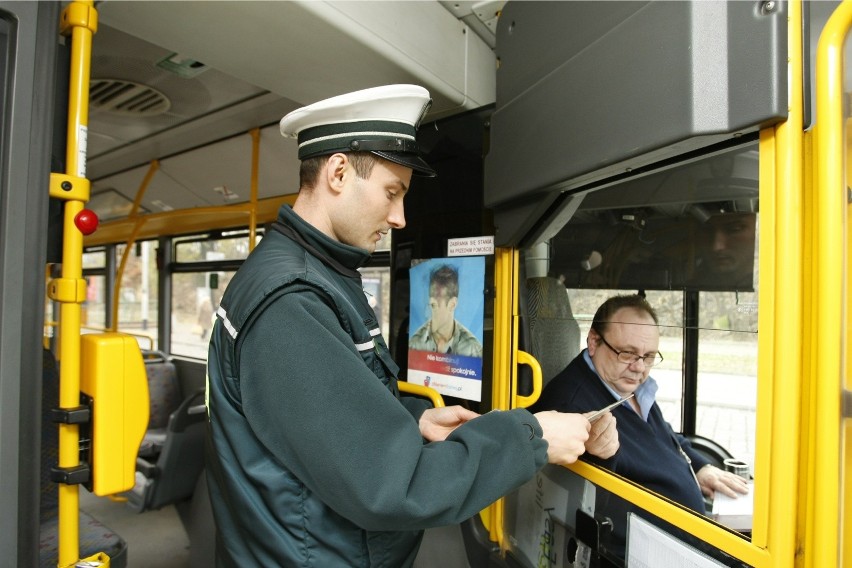 Policjanci podkreślają, że autobusy muszą być sprawne w stu...