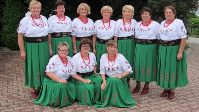 Zespół Śpiewaczy Złocowianki zaśpiewa podczas Wojewódzkiego Przeglądu Zespołów Śpiewaczych w Niegosławicach 18 sierpnia.