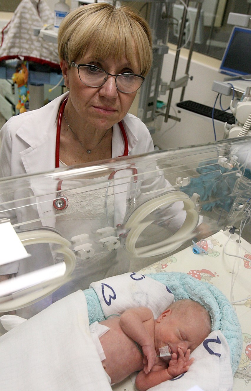 Najmniejsza dziewczynka urodzona w ICZMP ważyła 380 gram. Z myślą o takich pacjentach szpital został podświetolony na fioletowo