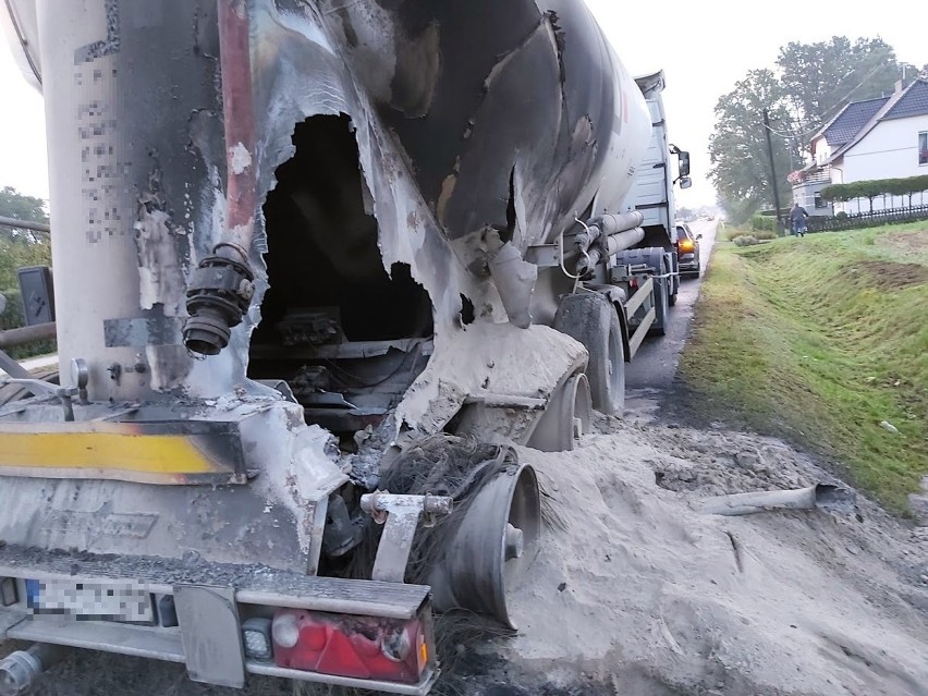 Pożar samochodu ciężarowego na DK94 w Nakle. Cement wysypał sie na drogę