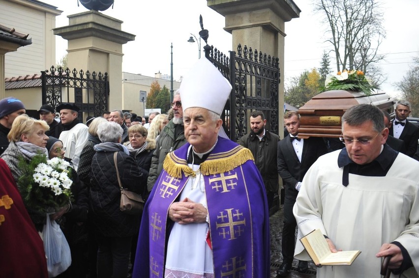 Biskup Jan Szkodoń jest pierwszym polskim biskupem,...
