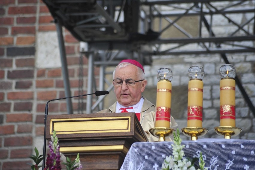 Biskup Jan Szkodoń jest pierwszym polskim biskupem,...