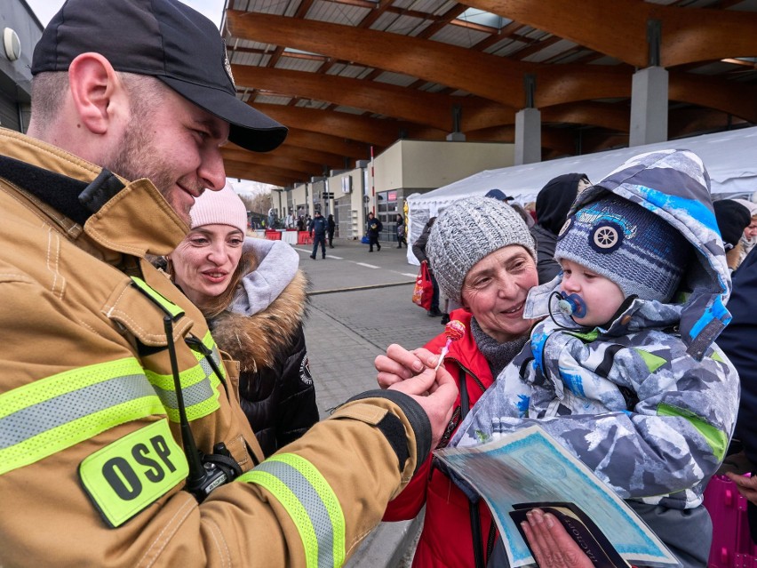 Podkarpaccy strażacy nieustannie pomagają uchodźcom z Ukrainy [ZDJĘCIA]