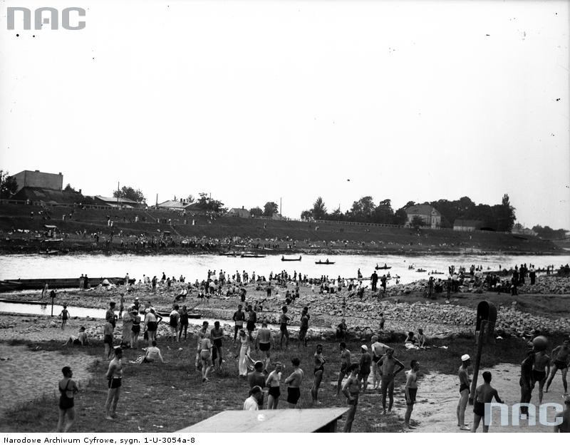 Plażowicze podczas wypoczynku.