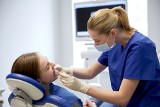 Białe plomby na NFZ – zmiana w świadczeniach opieki stomatologicznej. Wypełnienia z amalgamatu nie będą refundowane, ponieważ zawierają rtęć