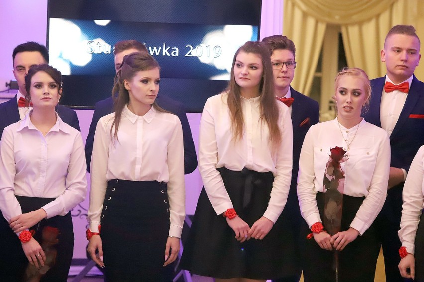 Studniówki 2019. Studniówka Zespołu Szkół nr 1 im. Cezaka w Zgierzu w Białym Pałacu. Pierwsza w województwie łódzkim [ZDJĘCIA]