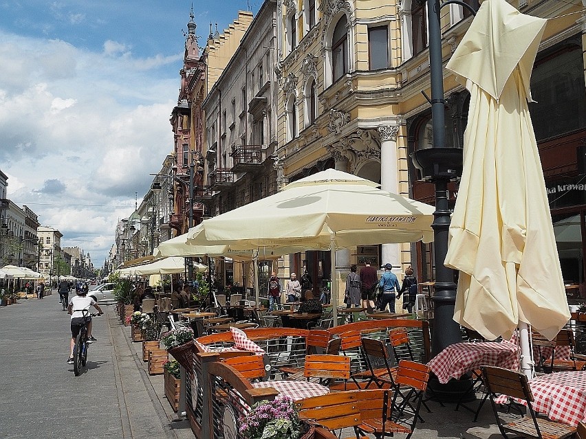 Pogodna niedziela uderzyła do głów. Dużo upojonych alkoholem, na Piotrkowską wrócili koczownicy 