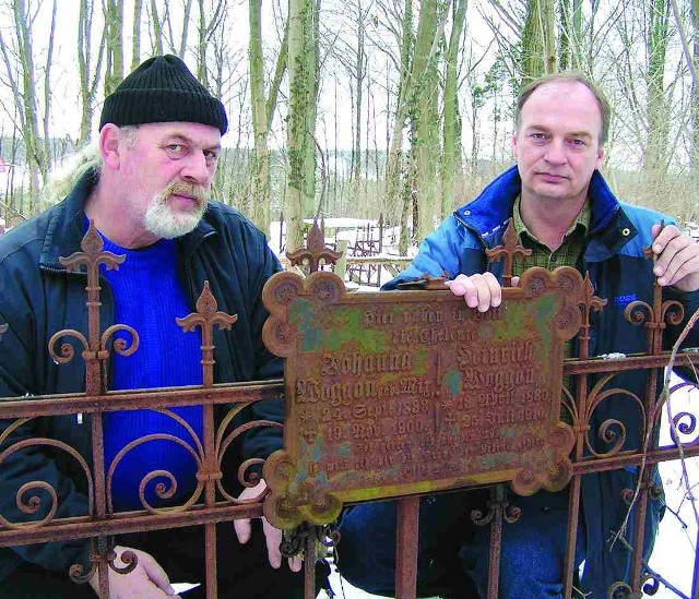 W lapidarium znajdą się takie tablice, jak ta - mówią Andrzej Barański (z lewej) i Zachariasz Frącek z Lęborskiego Bractwa Historycznego.