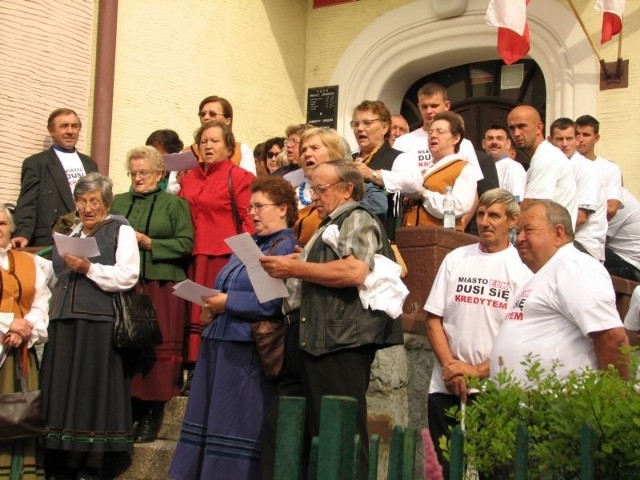 Rano przed Urzędem Gminy w Ełku protestowało 50 osób. Głodówkę ma podjąć 20.
