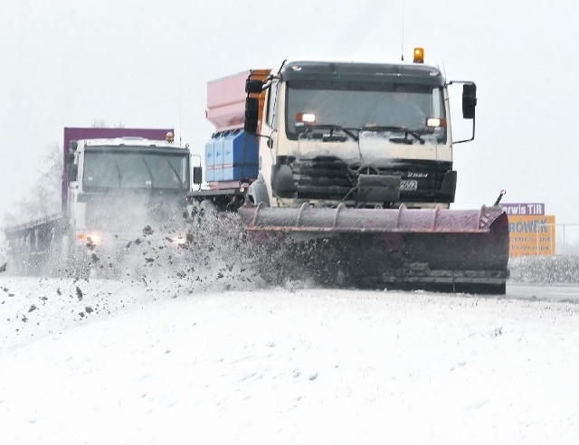 Odśnieżarki na drodze krajowej nr 3 w okolicach Sulechowa.