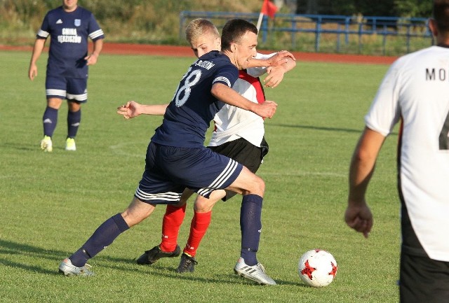 Sebastian Hajduk strzelił gola dla Unii Sędziszów w wyjazdowym meczu z Nidzianką Bieliny.  Spotkanie, które rozegrane zostało w niedzielę sędziszowska drużyna przegrała 1:2