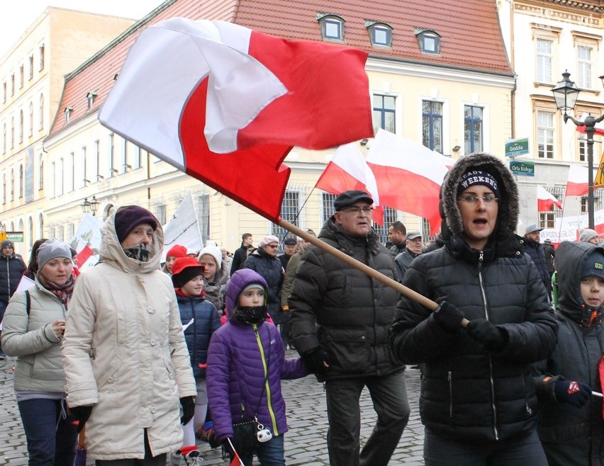 VII Szczeciński Marsz Niepodległości. Apel pamięci, odśpiewanie hymnu i przejście ulicami miasta