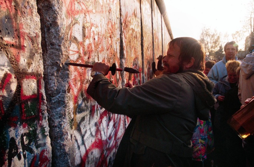 Dzień, w którym runął mur w Berlinie. Fakty, przyczyny i...