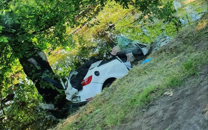 Wypadek w zalanym lesie. Auto pod wodą. Są ranni