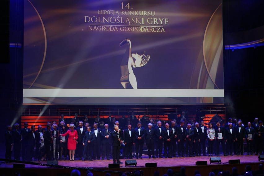 Wspólne zdjęcie laureatów, nominowanych i kapituły.