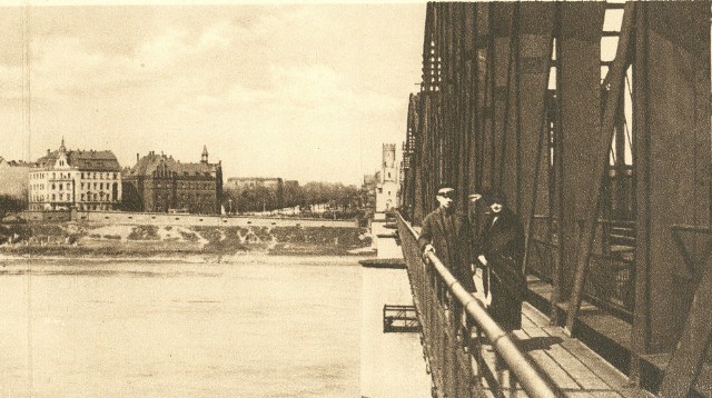 Widok z toruńskiego mostu na kamienicę, w której znajdował się rosyjski wicekonsulat.