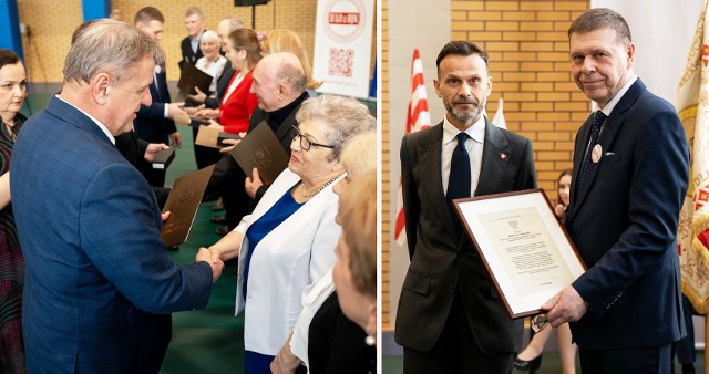 Starosta Bielski Sławomir Jerzy Snarski wręcza emerytowanym nauczycielom i pracownikom szkoły pamiątkowe listy gratulacyjne i upominki/Wojewoda Podlaski Jacek Brzozowski z dyr. II LO Włodzimierzem Wawulskim