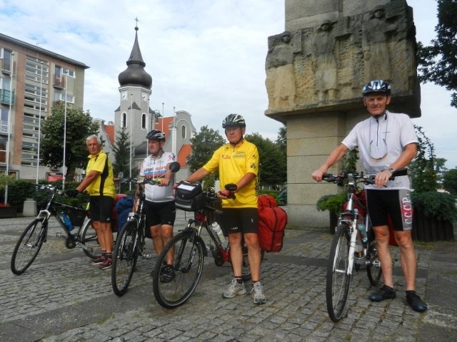 Od lewej: Jan Piaseczny, Kazimierz Madluff, Janusz Wąsala i Marek Baniewicz. Dziarscy emeryci - jak sami o sobie mówią - podróżują ze Słupska do Frydlantu.