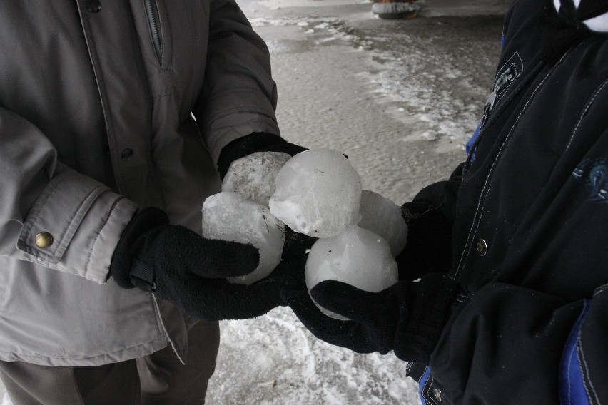 Niespotykane w Polsce zjawisko: lodowe kule na plaży w Jastarni [ZDJĘCIA, WIDEO]